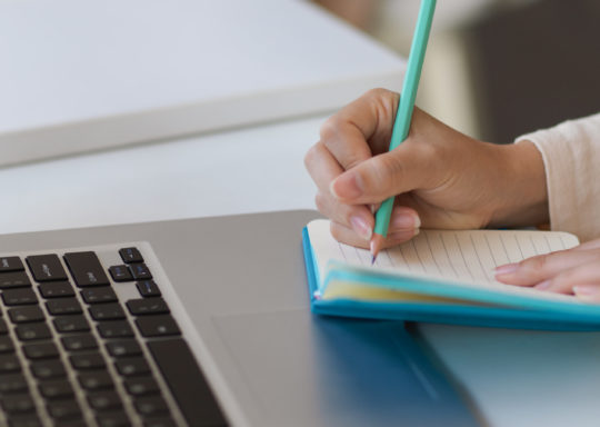 Publier un livre pour partager son expertise digitale, les conseils de Mounir Moustahlaf